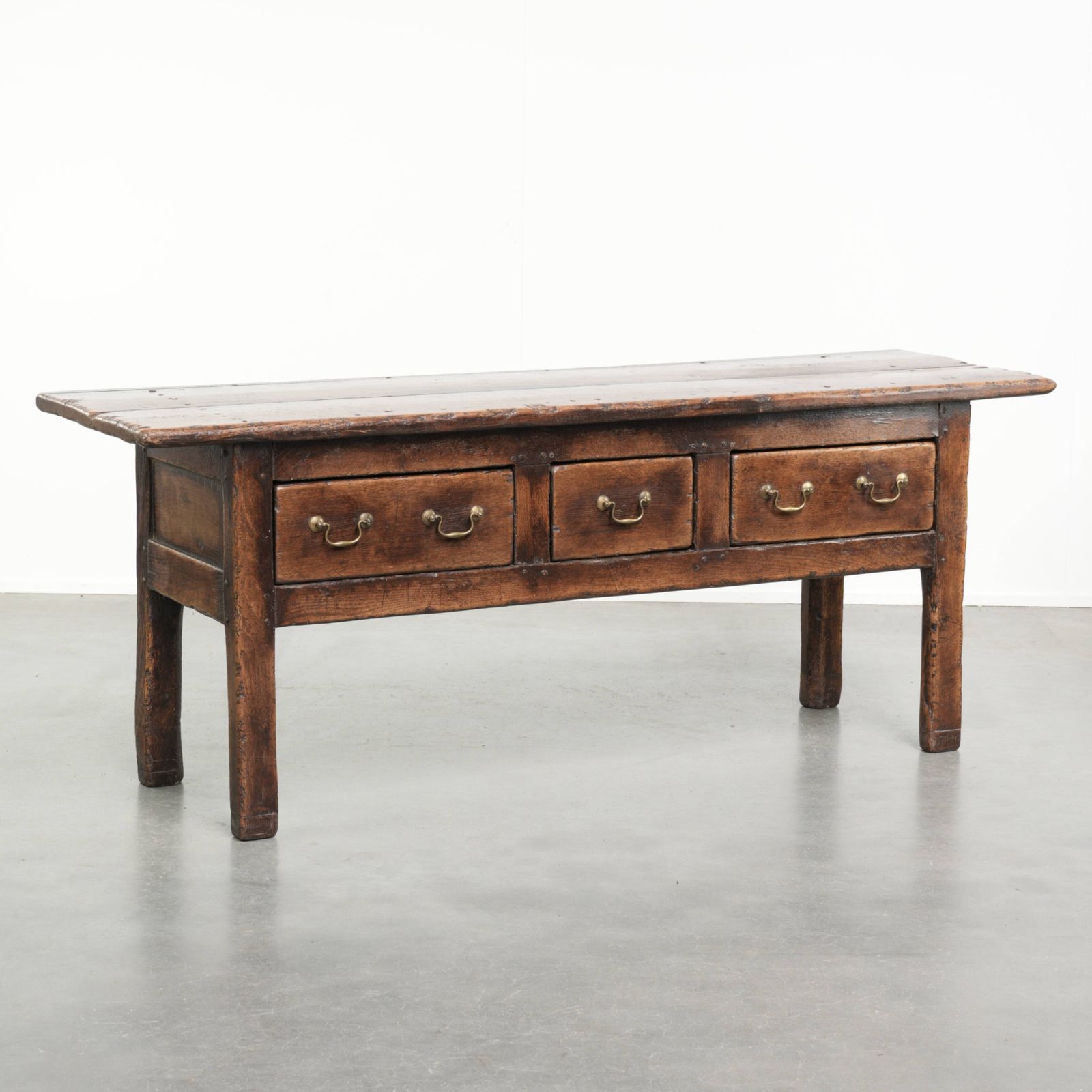 Robuust antiek dressoir in Engelse stijl, 19e eeuw, met landelijke uitstraling en mooie patina.