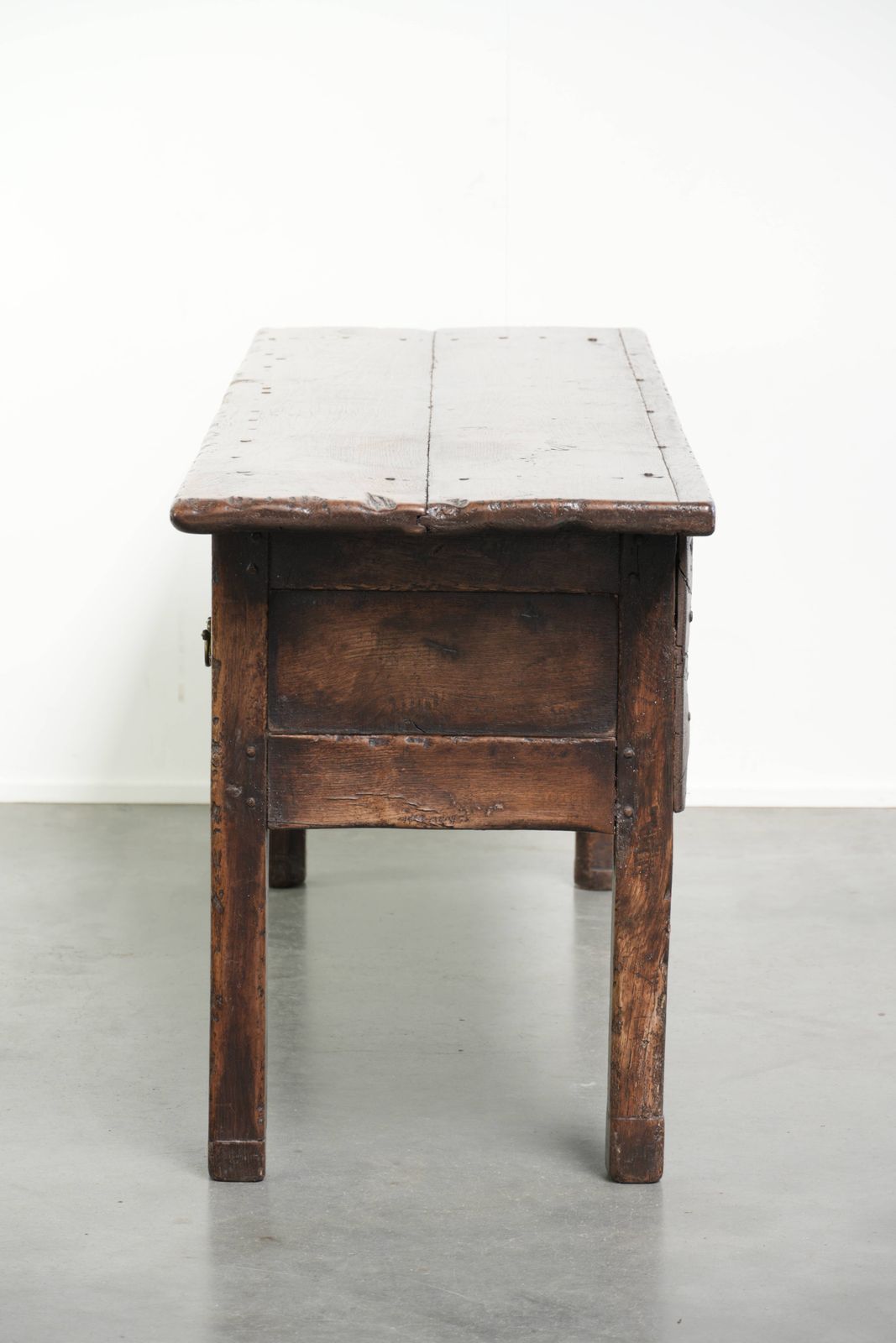 Robuust antiek dressoir in Engelse stijl, 19e eeuw, met landelijke uitstraling en mooie patina. photo vinterior