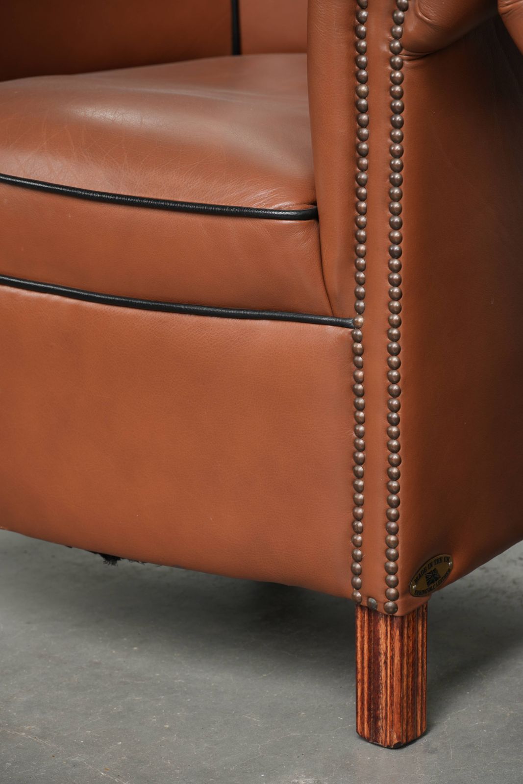 1280.0 Set van 2 koehuidenleren club fauteuils in goede staat met een luxueuze Engelse uitstraling. photo