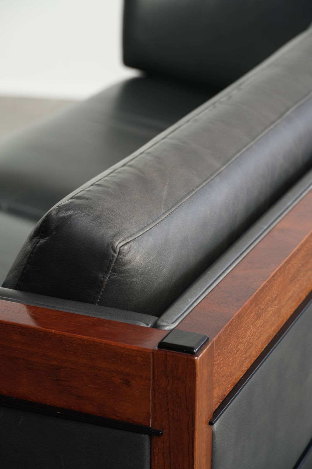 photo for sale Tijdloze 3-zitsbank, art deco design, bekleed met zwart koeienleer en afgewerkt met houten details