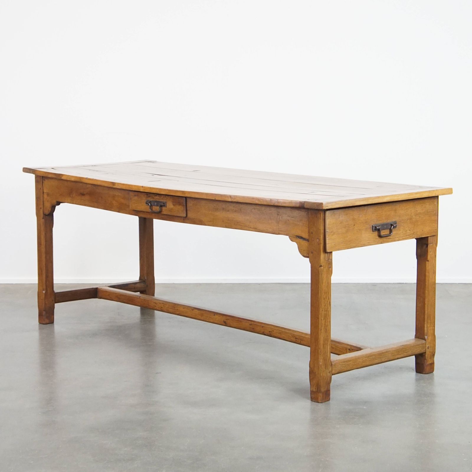 Grote Antieke Franse Boerenhoeve Eettafel van Fruitwood uit de Late 18e Eeuw met Mooie en Originele Details.