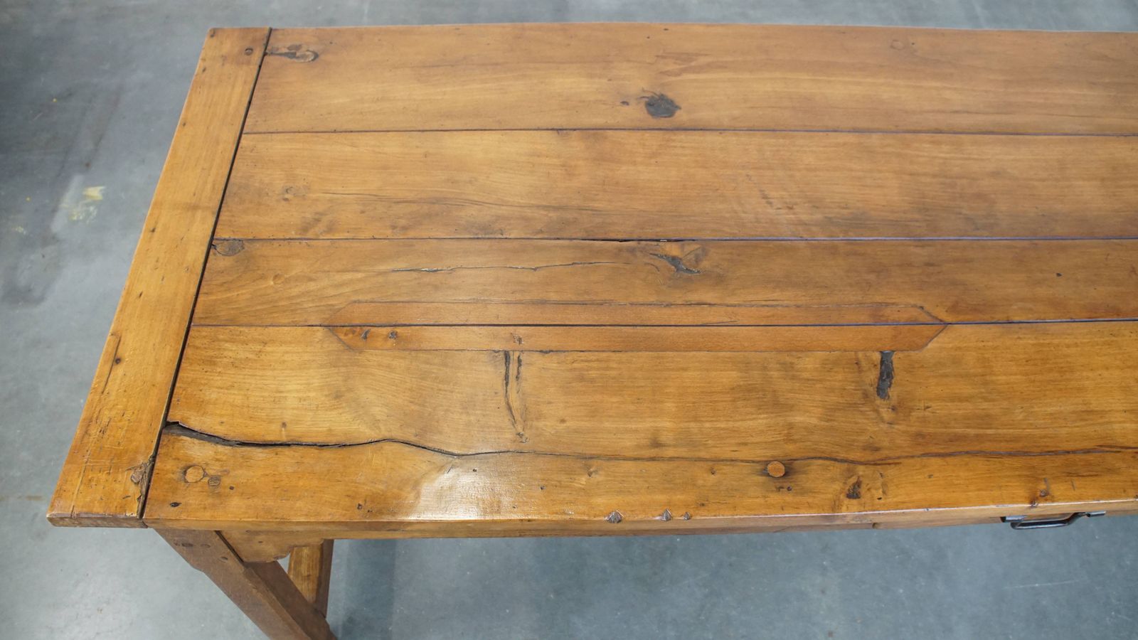 Grote Antieke Franse Boerenhoeve Eettafel van Fruitwood uit de Late 18e Eeuw met Mooie en Originele Details. photo Meubels