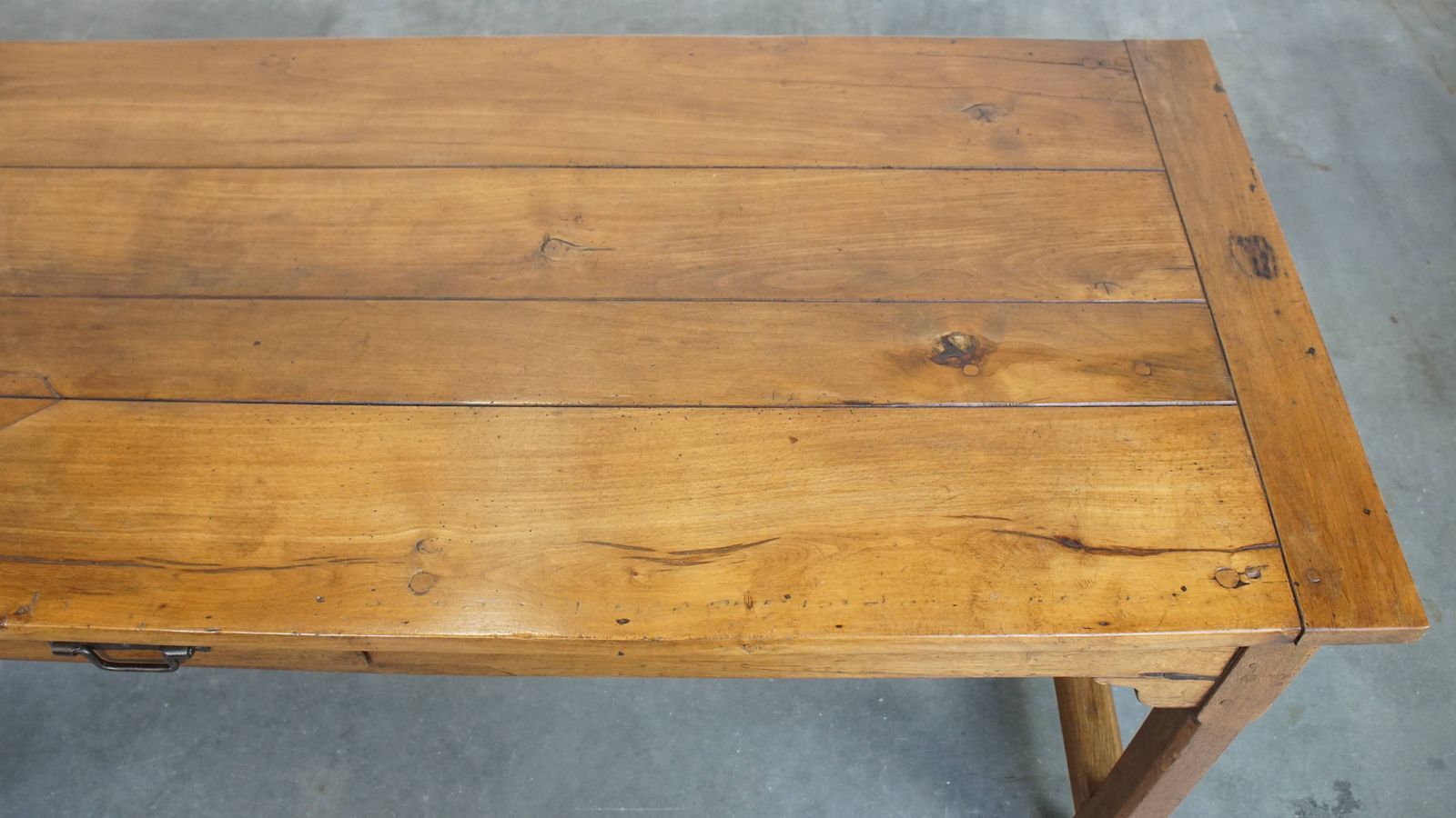 Grote Antieke Franse Boerenhoeve Eettafel van Fruitwood uit de Late 18e Eeuw met Mooie en Originele Details. photo 2915.0