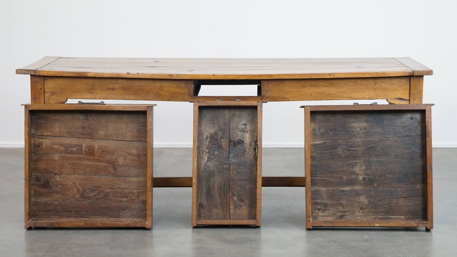Grote Antieke Franse Boerenhoeve Eettafel van Fruitwood uit de Late 18e Eeuw met Mooie en Originele Details. photo vinterior