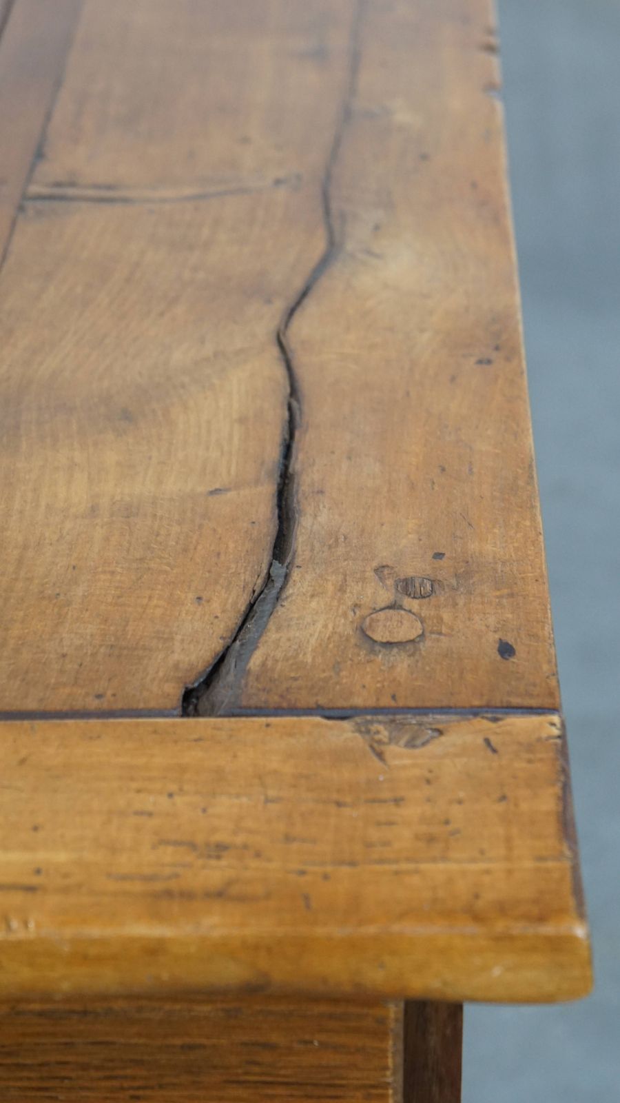photo furniture Grote Antieke Franse Boerenhoeve Eettafel van Fruitwood uit de Late 18e Eeuw met Mooie en Originele Details.