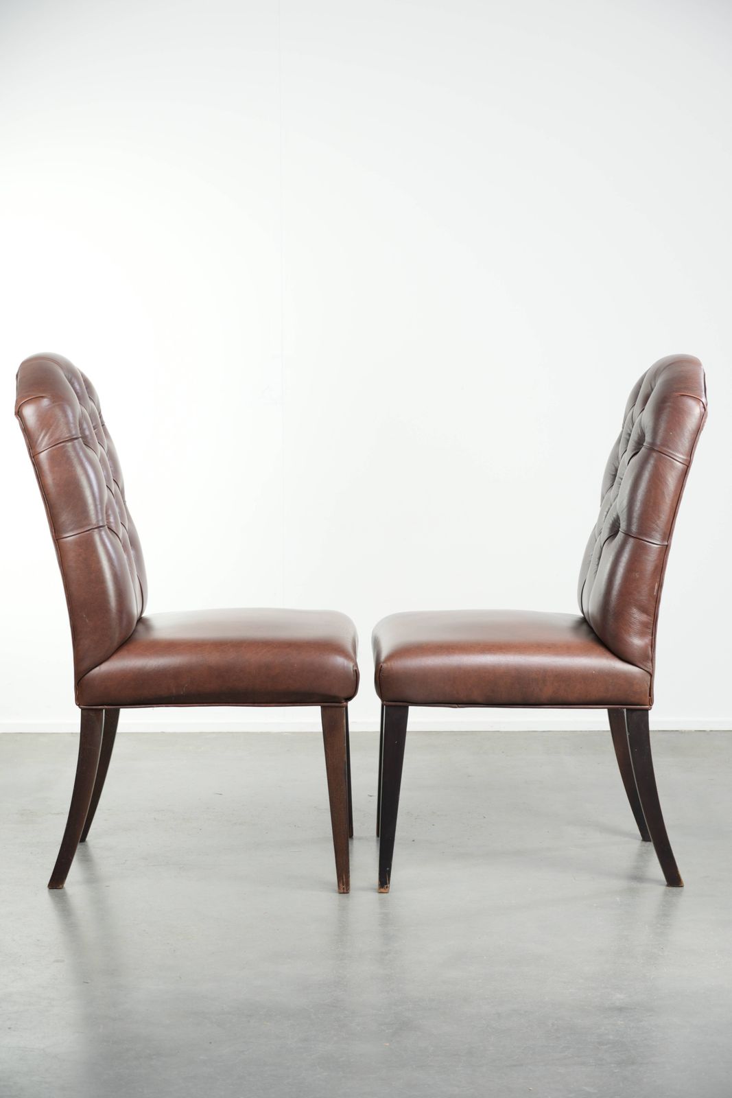 Mooie set van 4 vintage koehuid Chesterfield eetkamerstoelen in een mooie donkerbruine kleur. photo for sale