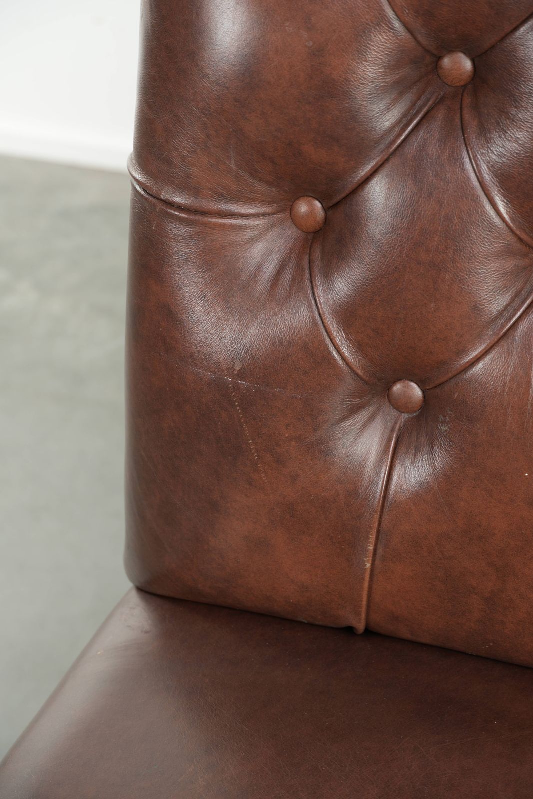 photo vinterior Mooie set van 4 vintage koehuid Chesterfield eetkamerstoelen in een mooie donkerbruine kleur.
