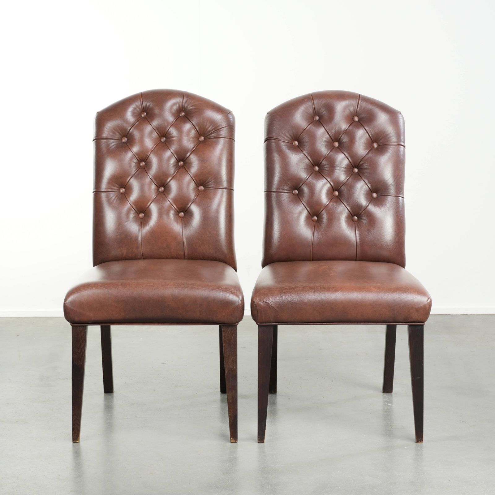 Set van 2 cognackleurige vintage koehuid Chesterfield eetkamerstoelen