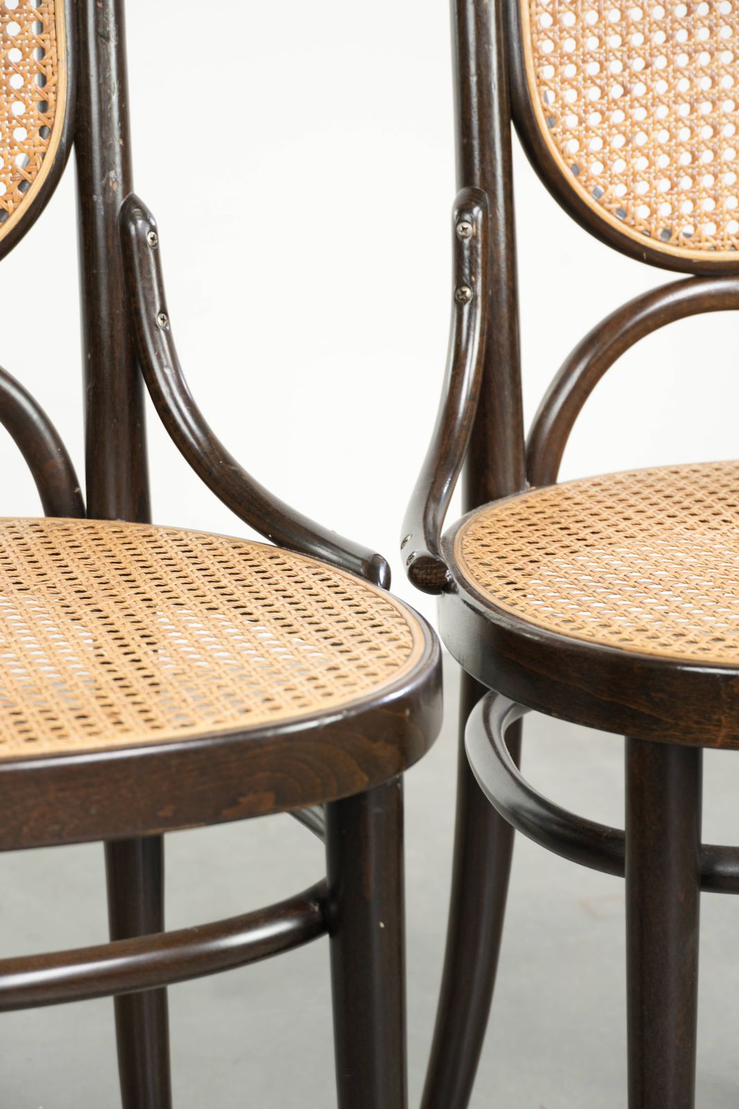 photo furniture Set van 4 vintage Thonet Long John design webbing eetkamerstoelen / bistrostoelen met gebogen hout