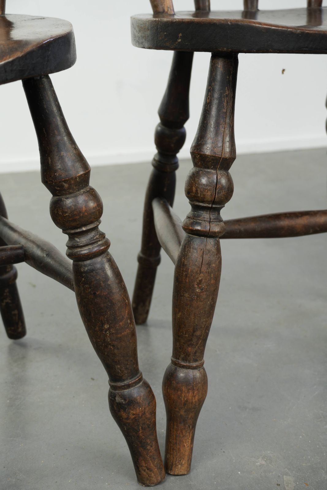 photo vinterior Set van 4 antieke Engelse houten Windsor pub/bistrostoelen uit de 19e eeuw met een prachtige patina