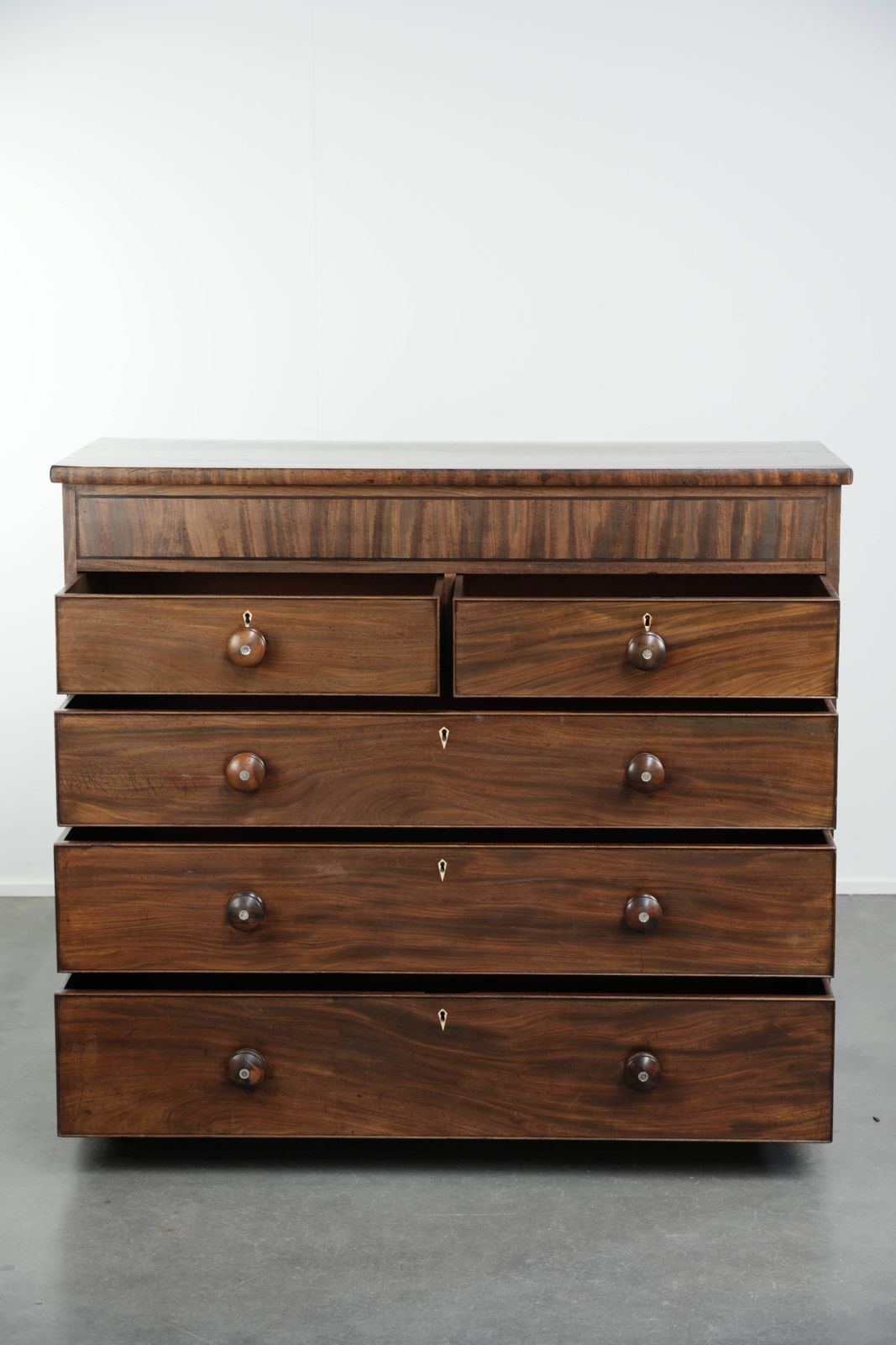 Grote Antieke Engelse Ladekast, Commode uit het Begin van de 19e Eeuw met 5 Lades en Mooie Details. photo for sale