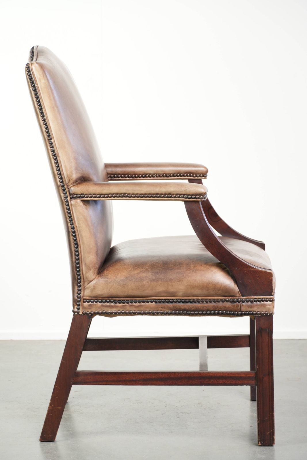 20e-eeuwse Engelse stijl koeienhuid leren Gainsborough bureau/zijstoel met luxueuze uitstraling photo for sale