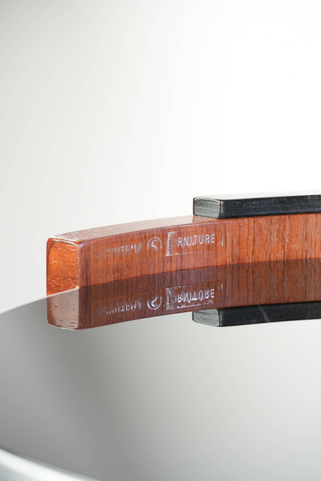Unieke mobiele bar, bijzettafel met zwarte glazen bladen photo buy