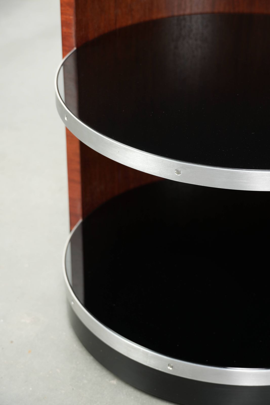 photo furniture Unieke mobiele bar, bijzettafel met zwarte glazen bladen