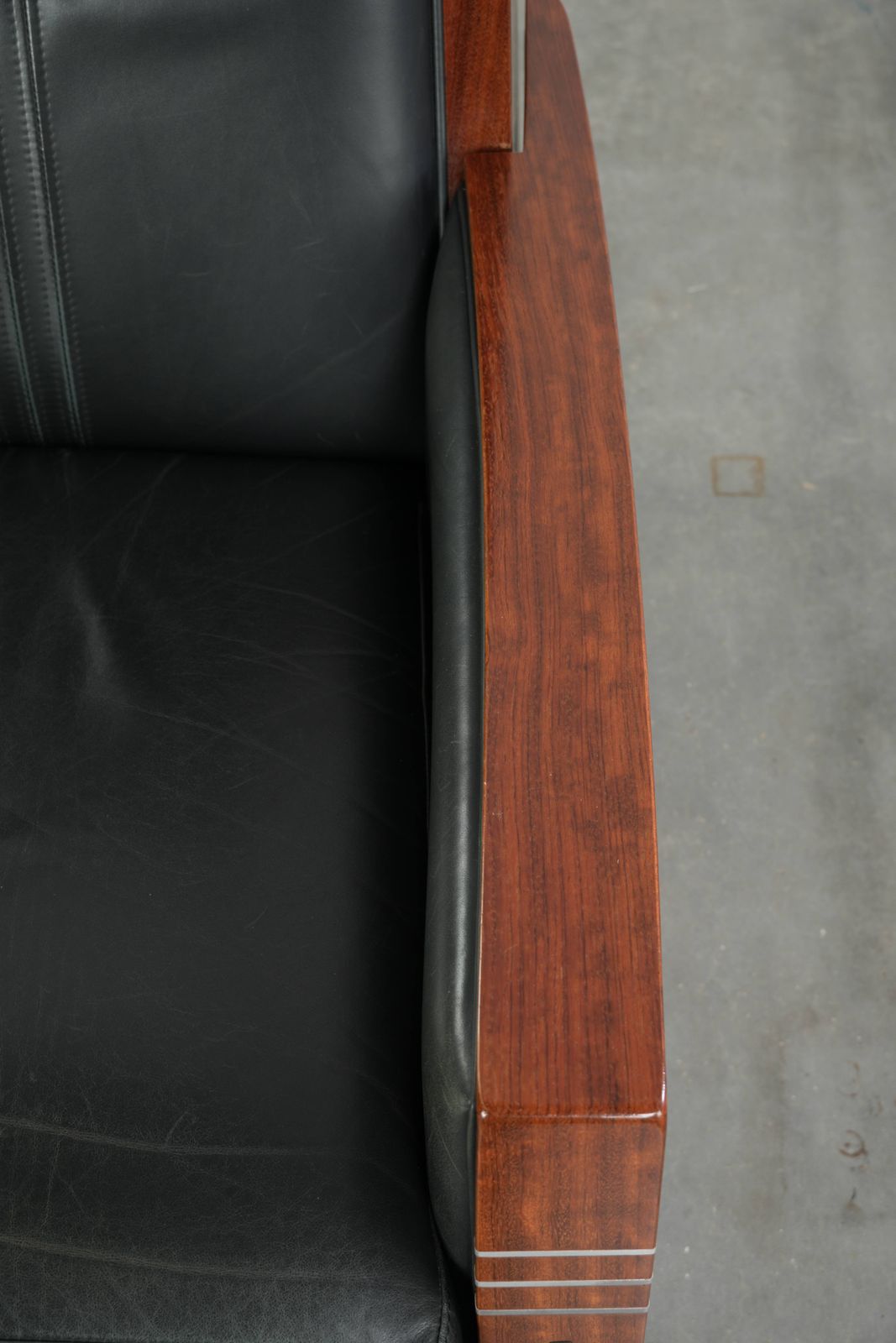 photo furniture Elektrisch verstelbare art deco fauteuil met zwart koederleder, Schuitema Decoforma John.