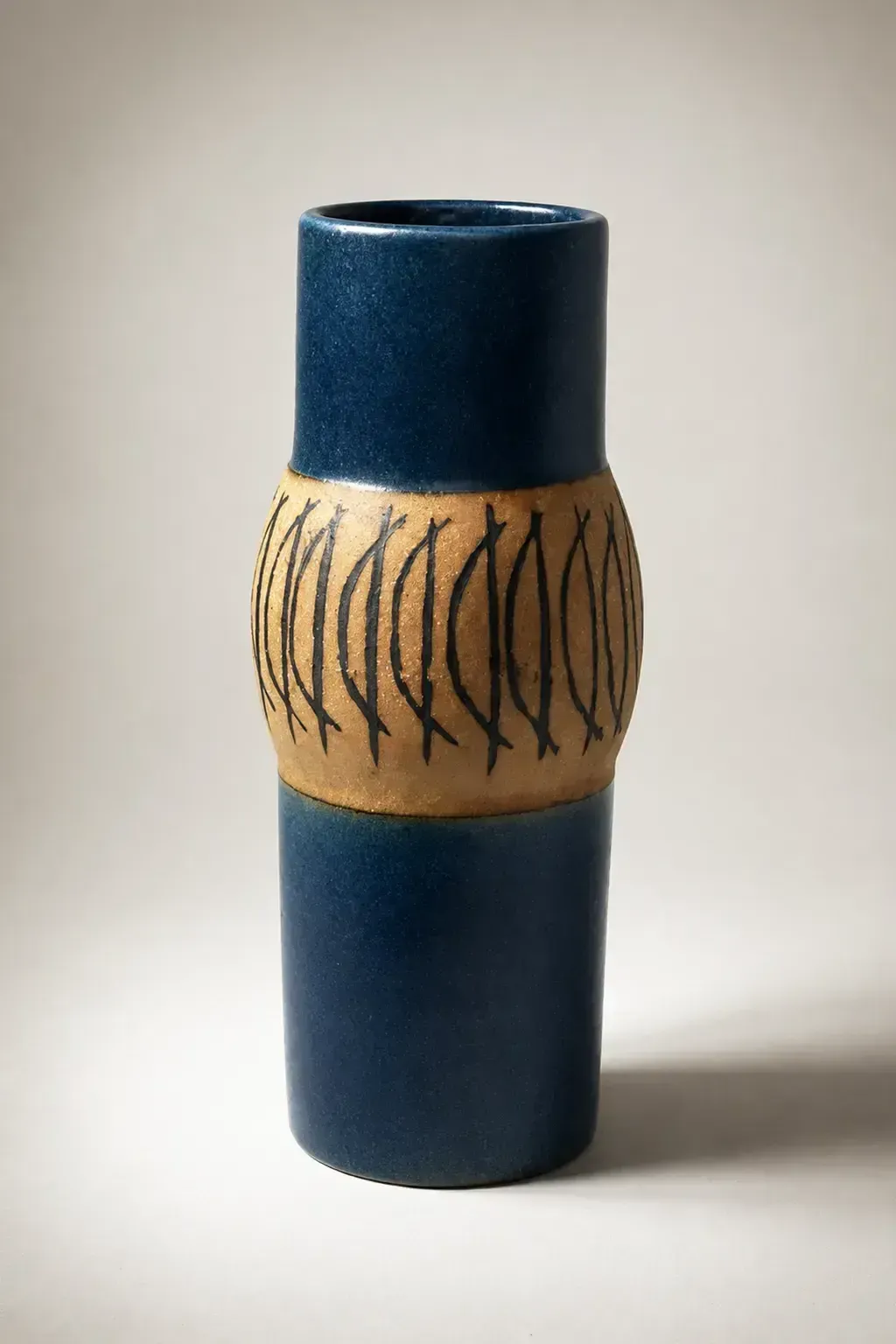Vase cylindrique Lisa Larson en grès émaillé bleu nuit à décor graphique, Gustavsberg, Suède, années 1960
