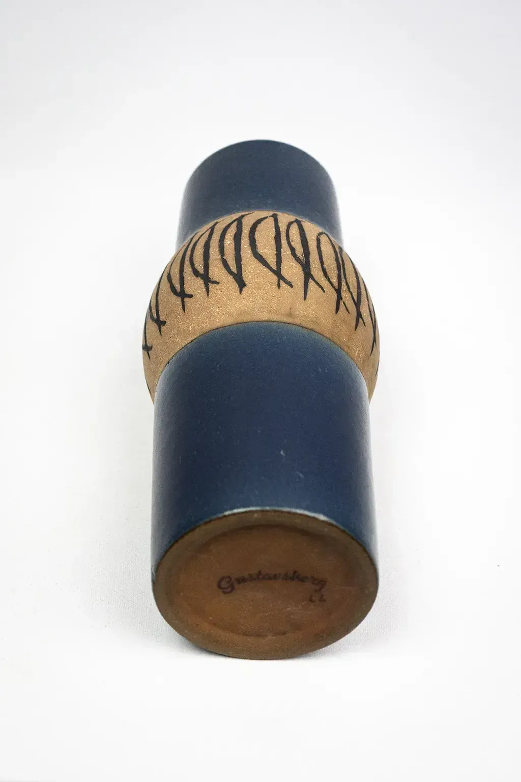 Vase cylindrique Lisa Larson en grès émaillé bleu nuit à décor graphique, Gustavsberg, Suède, années 1960 photo vintage