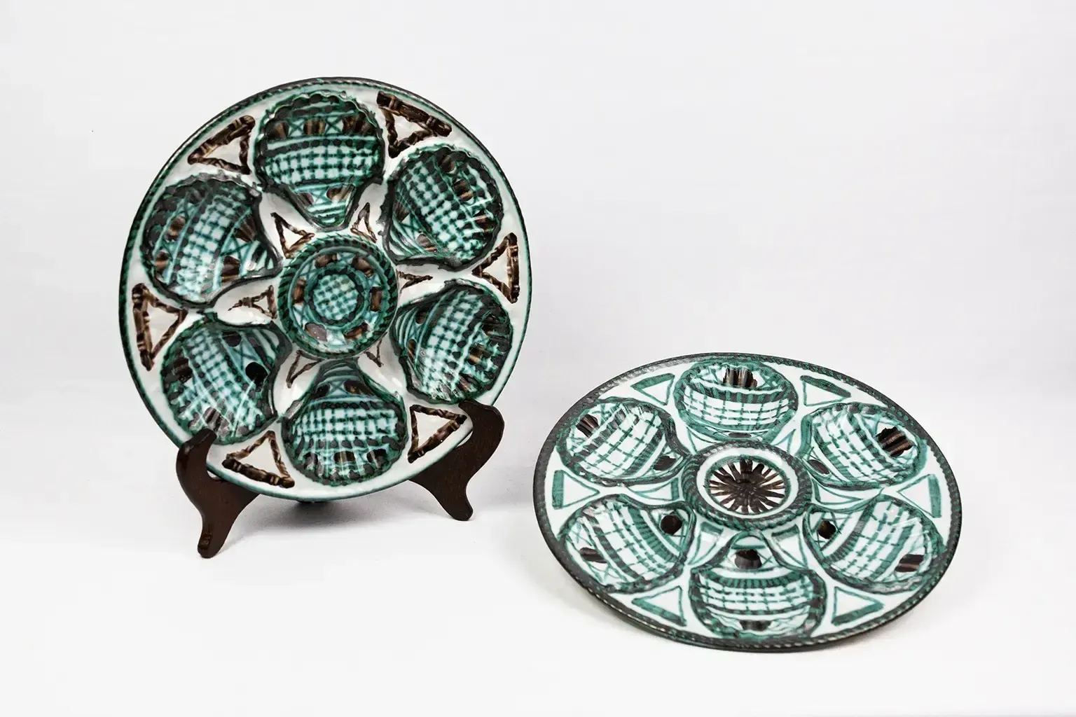 Paire d'assiettes à huîtres Robert Picault - Vallauris, signées RP, décor géométrique vert, années 1950-1960