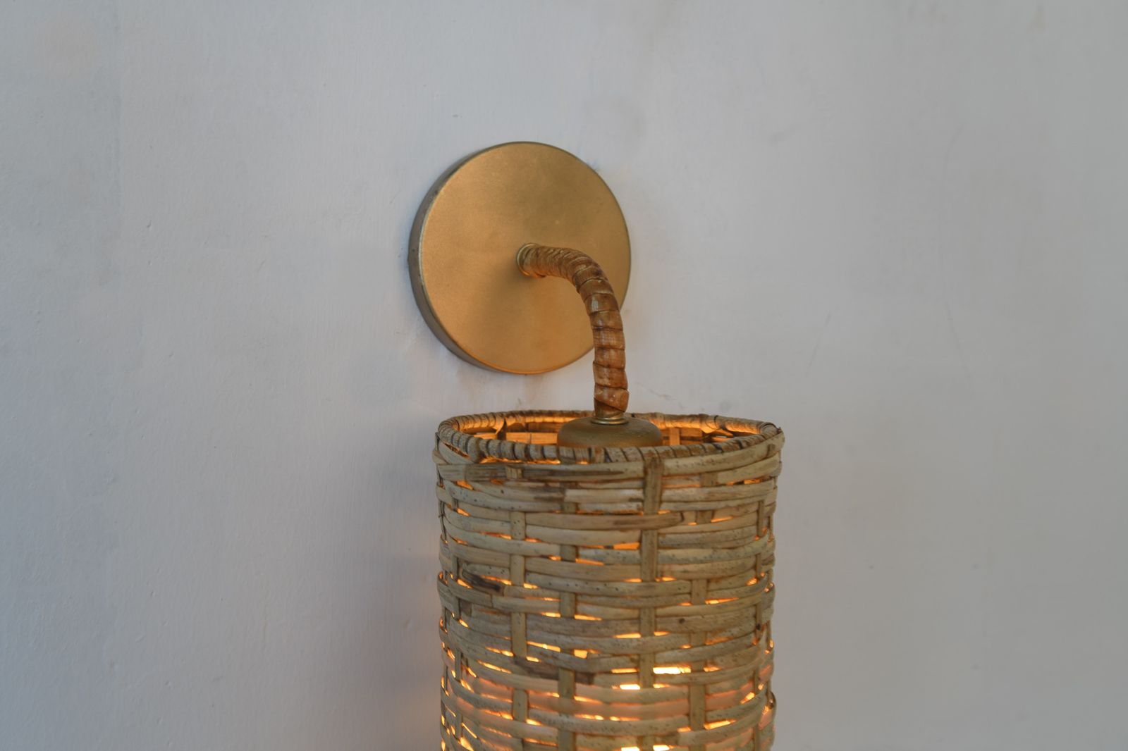 Rotan Wandlamp Mid-Century Modern photo for sale