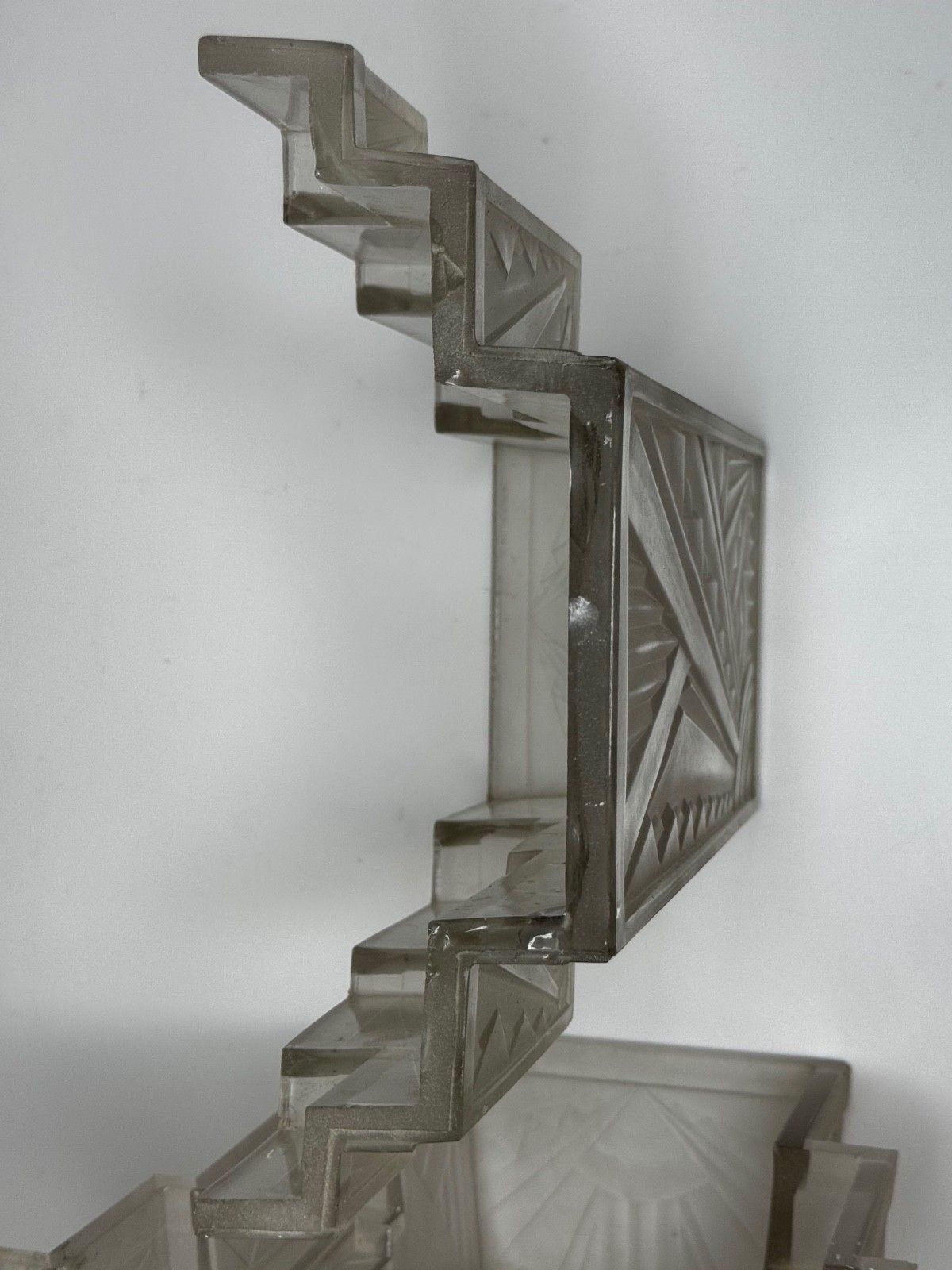 photo vintage Paar Franse art deco skyscraper glazen wandlampkappen in de stijl van Marius Ernest Sabino