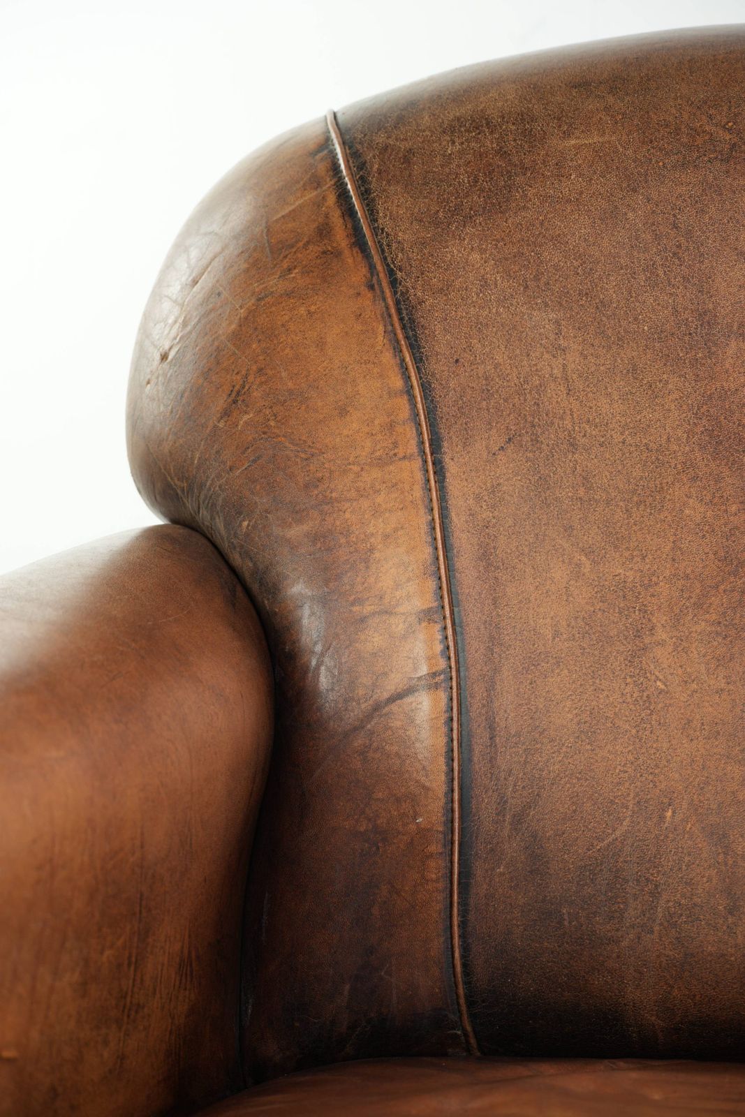 Meubels Comfortabele fauteuil met schapenvacht, decoratieve spijkers en mooie patina photo