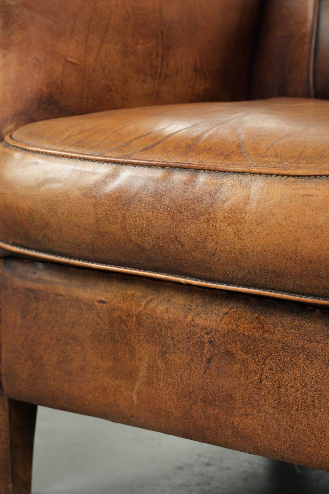 photo vinterior Comfortabele fauteuil met schapenvacht, decoratieve spijkers en mooie patina