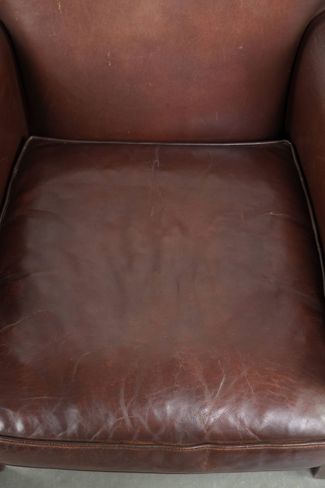 Comfortabele Schapenleren Fauteuil Met Karakter En Een Vleugje Elegantie photo vinterior