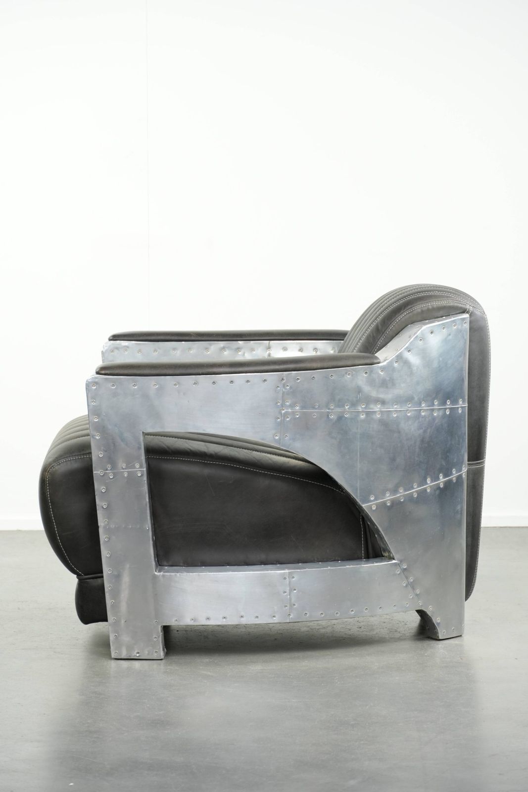 Uitzonderlijk Mooie En Comfortabele Fauteuil In Aviator Design Van Koeienhuidleer Met Aluminium Afwerking photo 1057.0