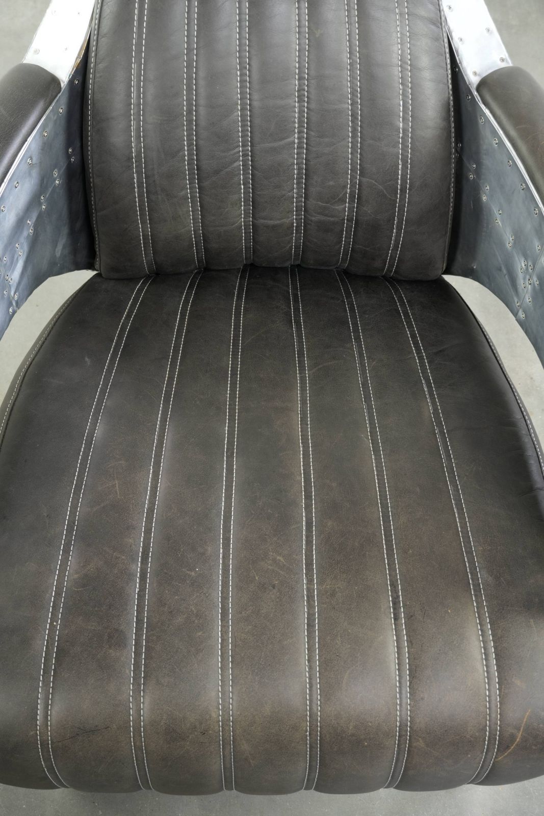 Uitzonderlijk Mooie En Comfortabele Fauteuil In Aviator Design Van Koeienhuidleer Met Aluminium Afwerking photo vinterior