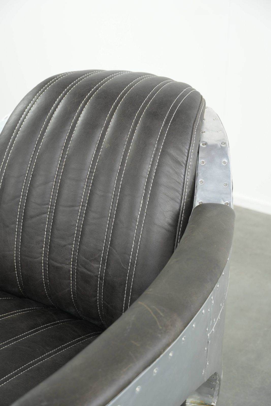 photo for sale Uitzonderlijk Mooie En Comfortabele Fauteuil In Aviator Design Van Koeienhuidleer Met Aluminium Afwerking