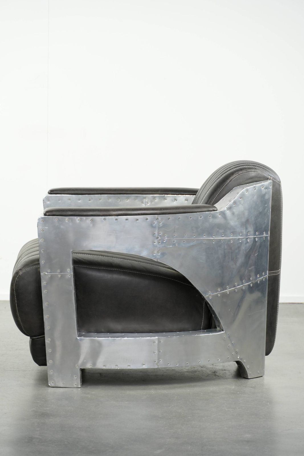 Unieke en comfortabele fauteuil in Aviator-stijl van koeienhuidleer met aluminium afwerking en klinknagels photo 1046.0