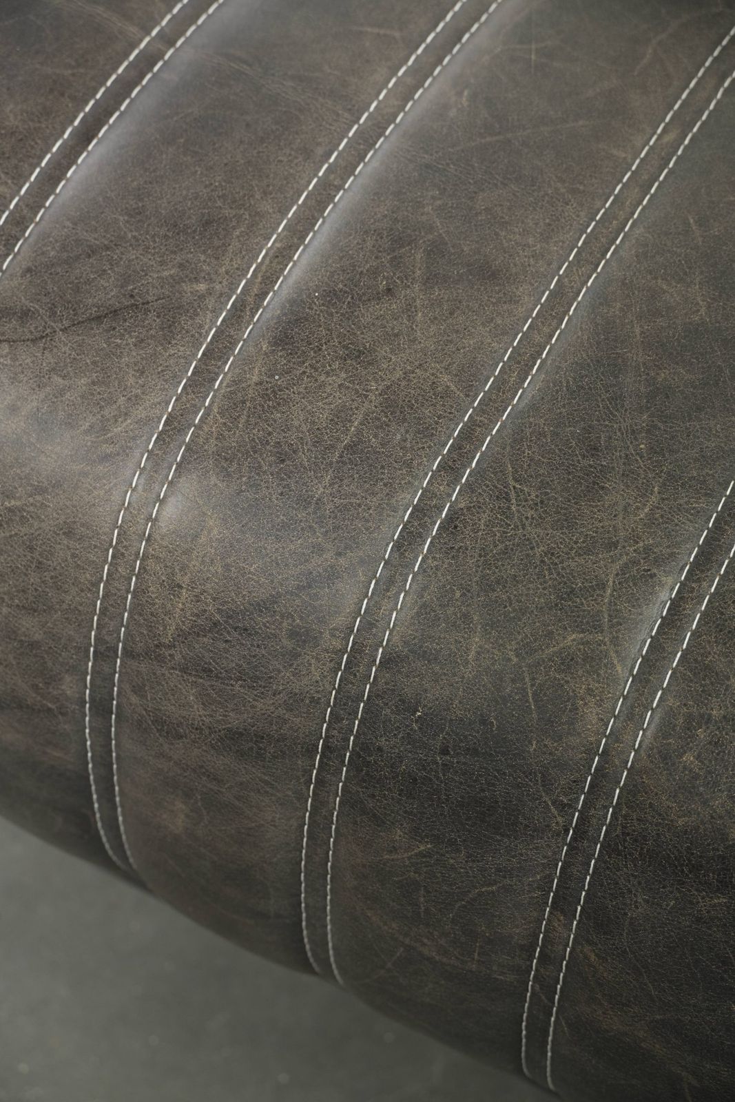 photo furniture Unieke en comfortabele fauteuil in Aviator-stijl van koeienhuidleer met aluminium afwerking en klinknagels