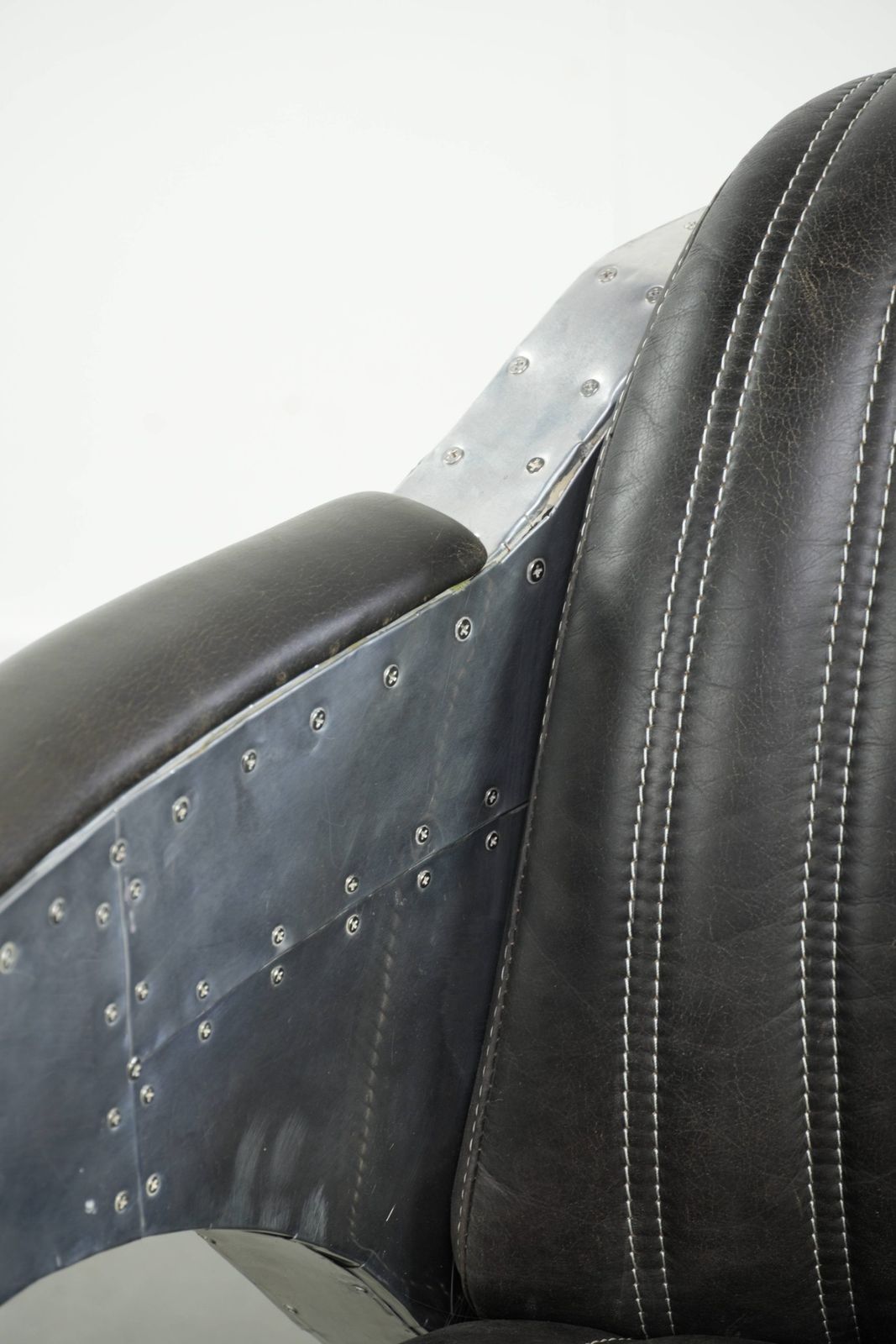 Meubels Unieke en comfortabele fauteuil in Aviator-stijl van koeienhuidleer met aluminium afwerking en klinknagels photo