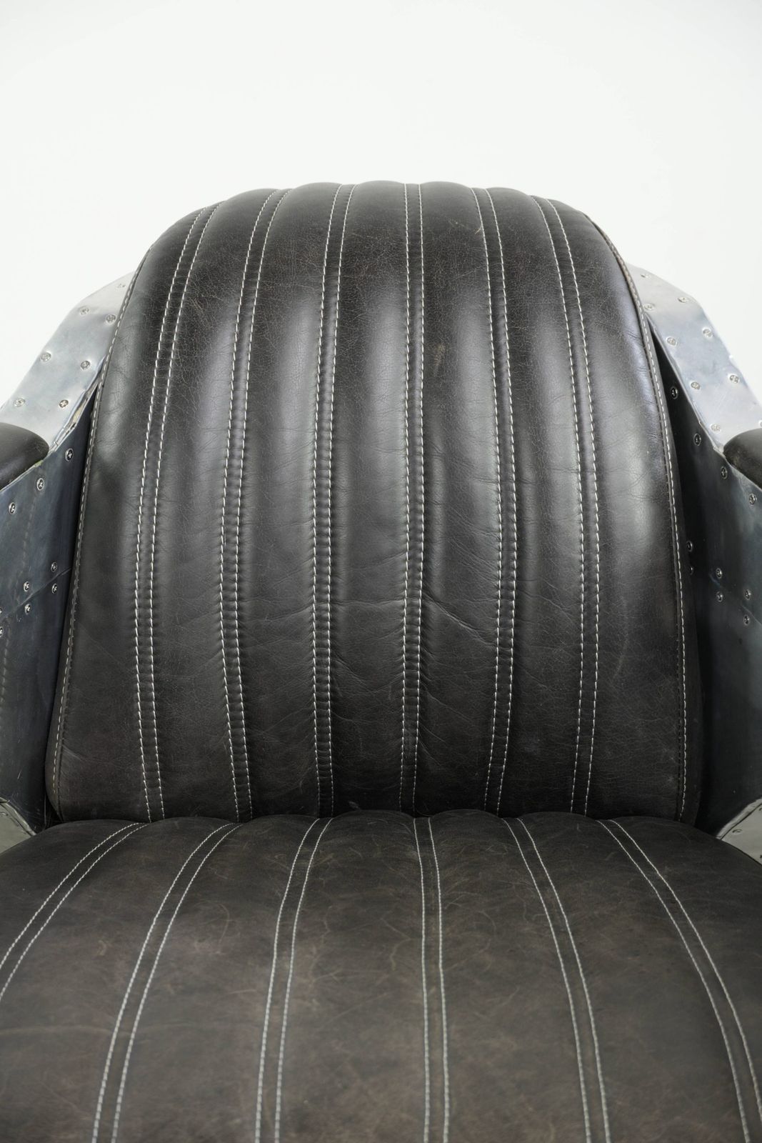 1046.0 Unieke en comfortabele fauteuil in Aviator-stijl van koeienhuidleer met aluminium afwerking en klinknagels photo