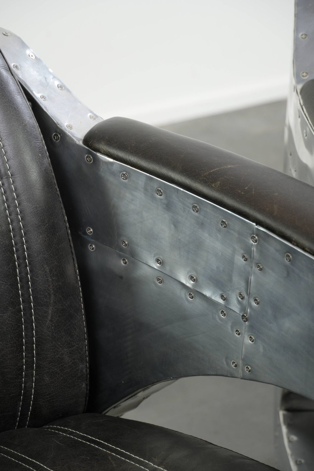 Meubels Set van 2 robuuste industriële zwarte koeienhuid Aviator design fauteuils met aluminium en klinknagels photo