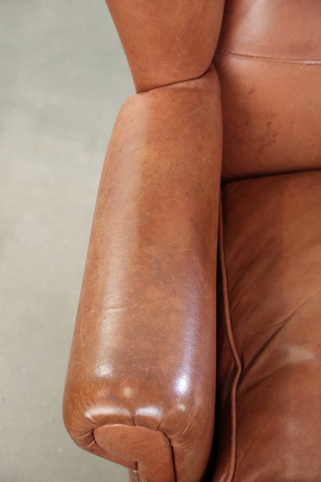 Set van twee Engelse stijl koeienhuid wing fauteuils met bijpassend paspelwerk en een karaktervol uiterlijk photo Meubels