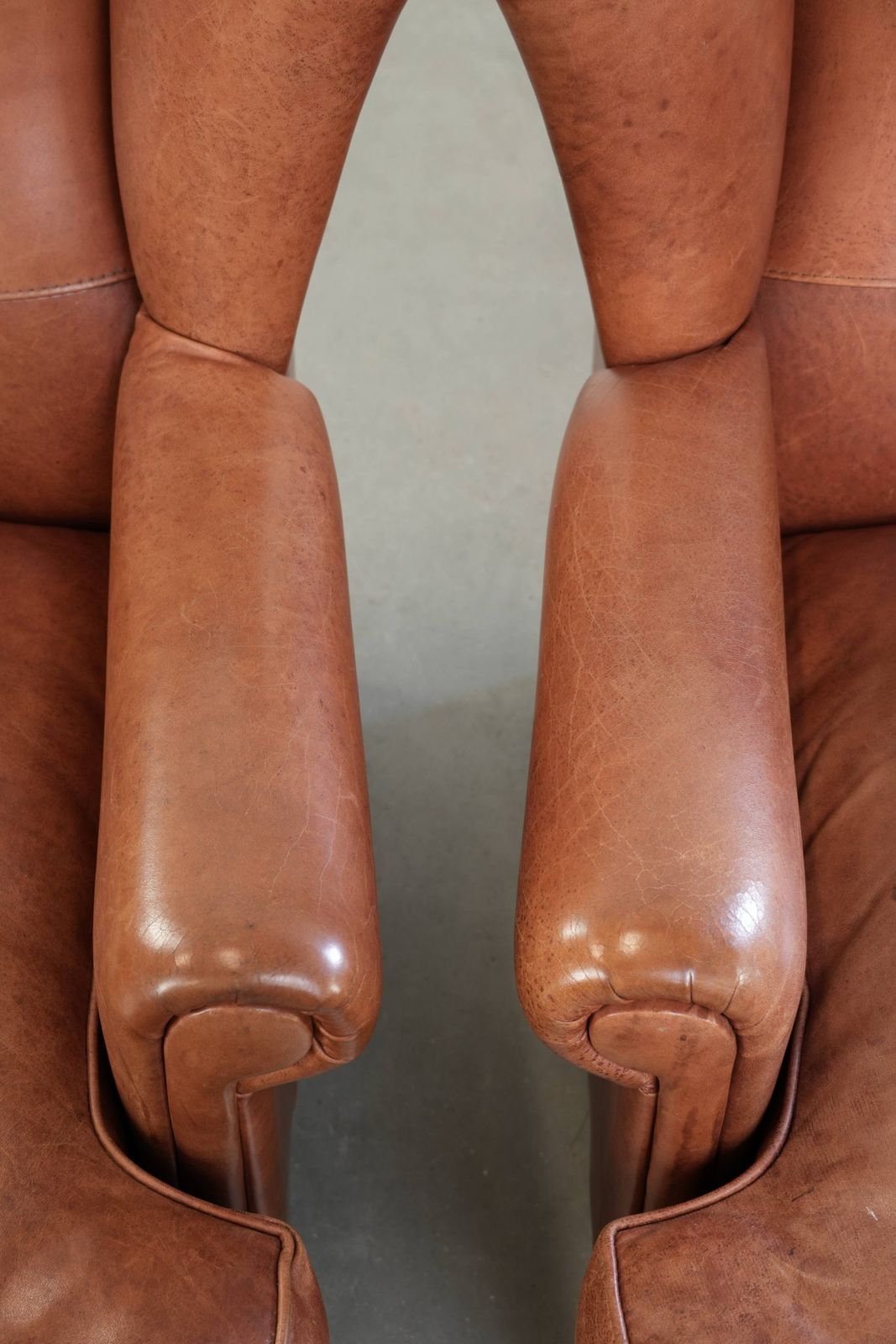 Set van twee Engelse stijl koeienhuid wing fauteuils met bijpassend paspelwerk en een karaktervol uiterlijk photo 1846.0