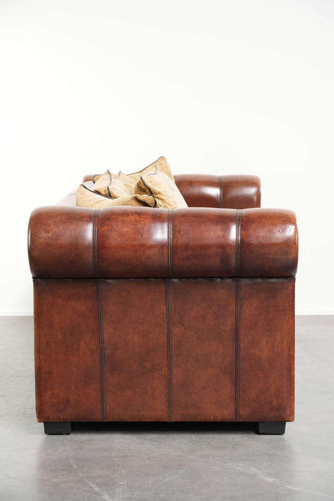 Luxueuze, Ruime Schapenvachten 3-zitsbank Eind 20e Eeuw Met Afneembare Armleuningen En Stoffen Zit- En Rugkussens. photo furniture
