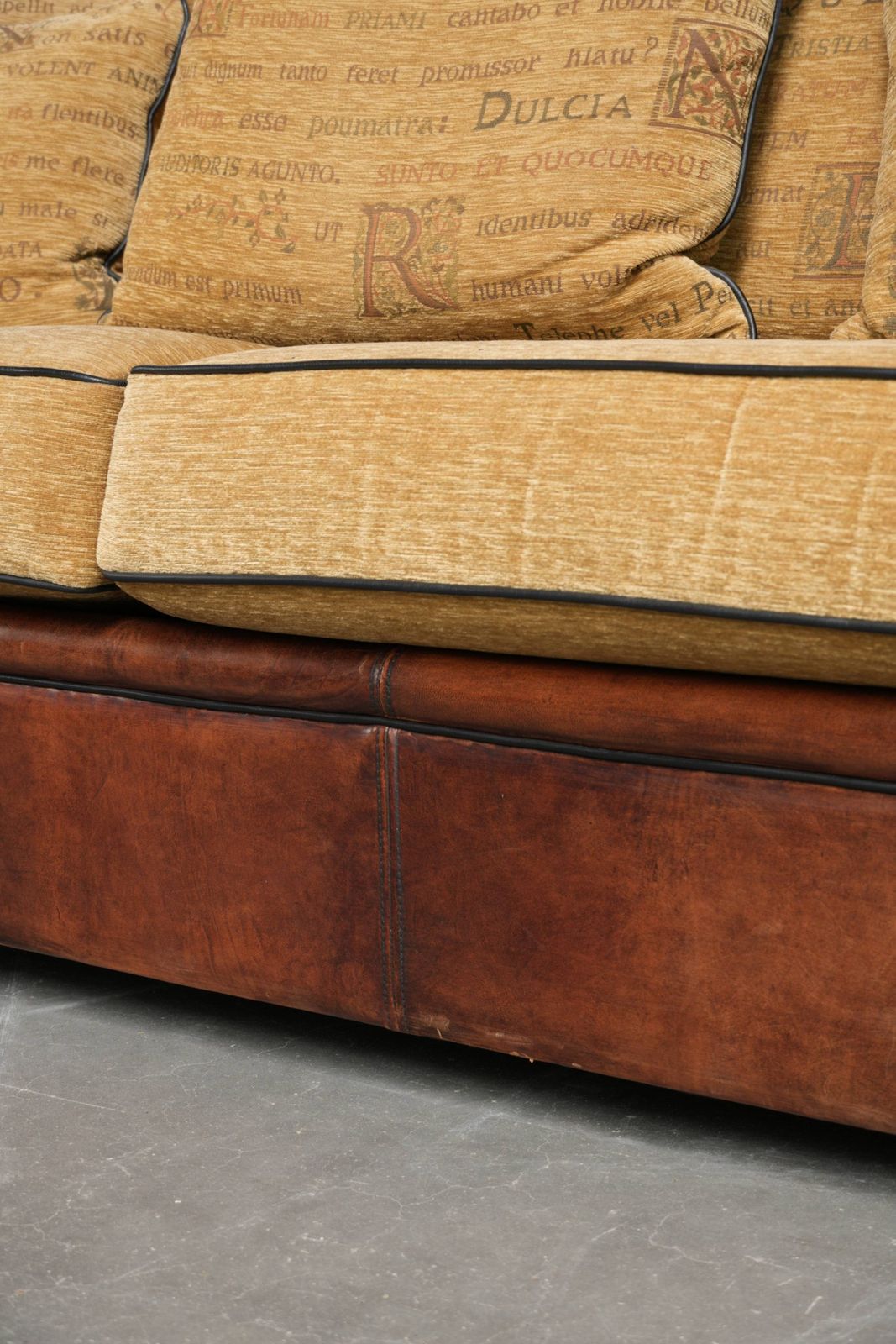 photo furniture Luxueuze, Ruime Schapenvachten 3-zitsbank Eind 20e Eeuw Met Afneembare Armleuningen En Stoffen Zit- En Rugkussens.