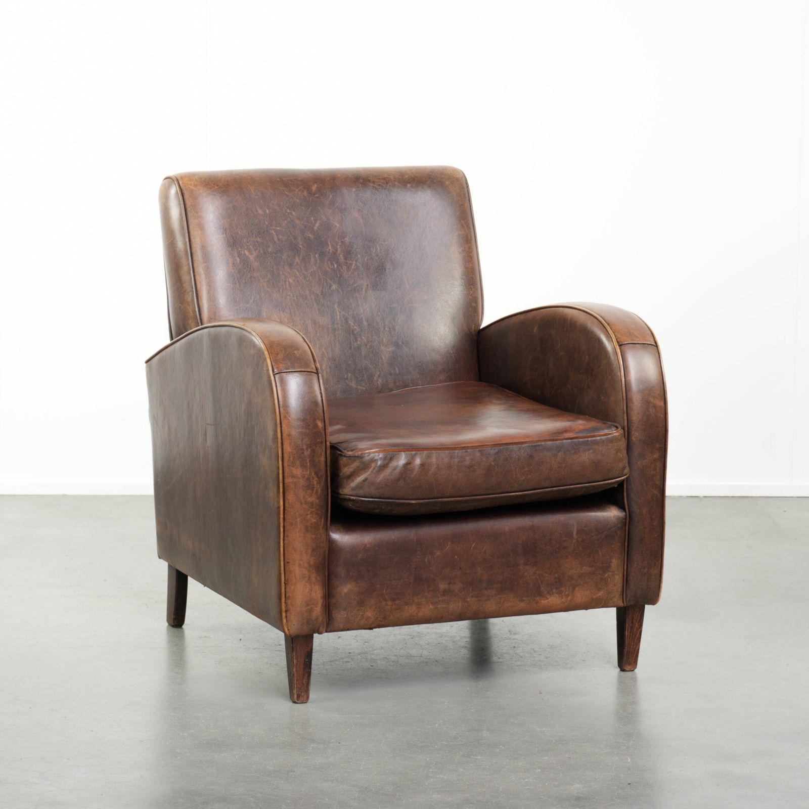 Fauteuil van schapenleer met tijdloos ontwerp en warme kleuren