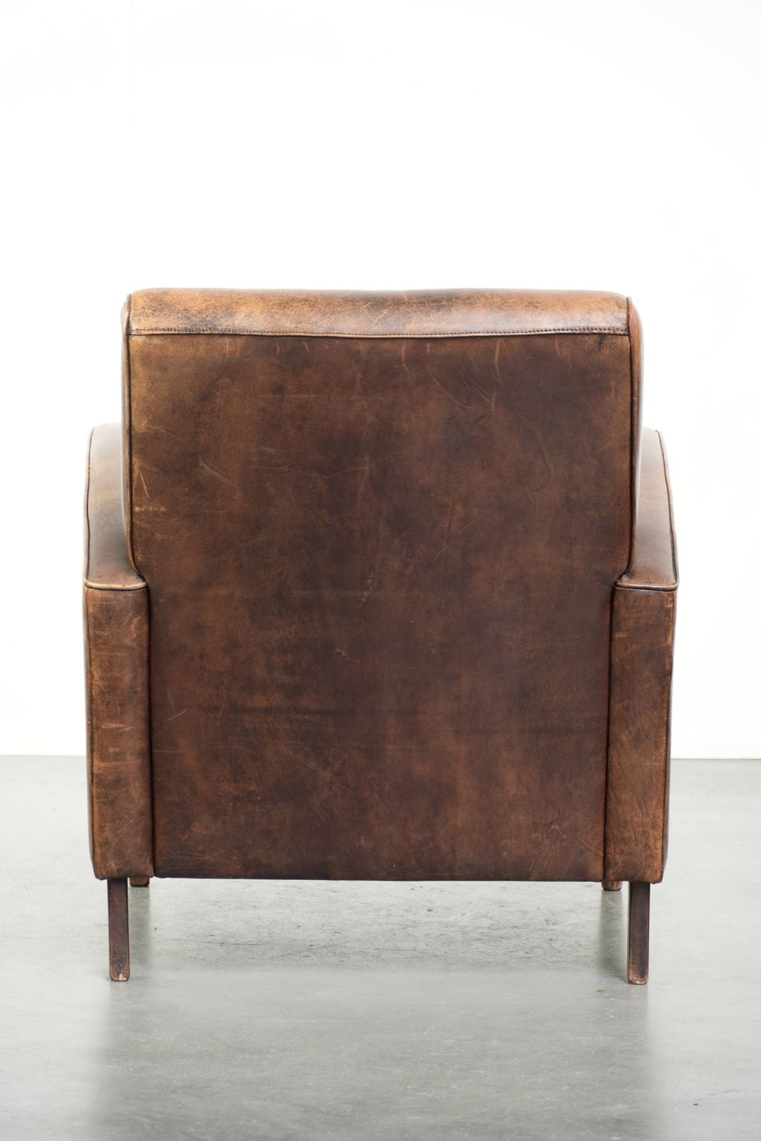 Fauteuil van schapenleer met tijdloos ontwerp en warme kleuren photo Meubels
