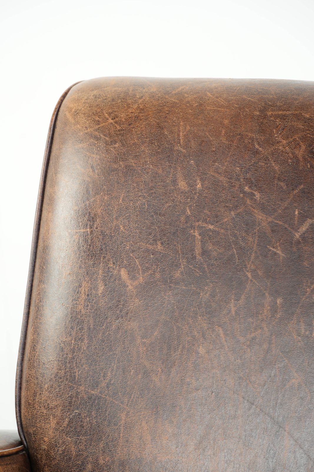 photo vinterior Fine Sheepskin Leather Armchair With A Beautiful Timeless Design And Gorgeous Warm Colors