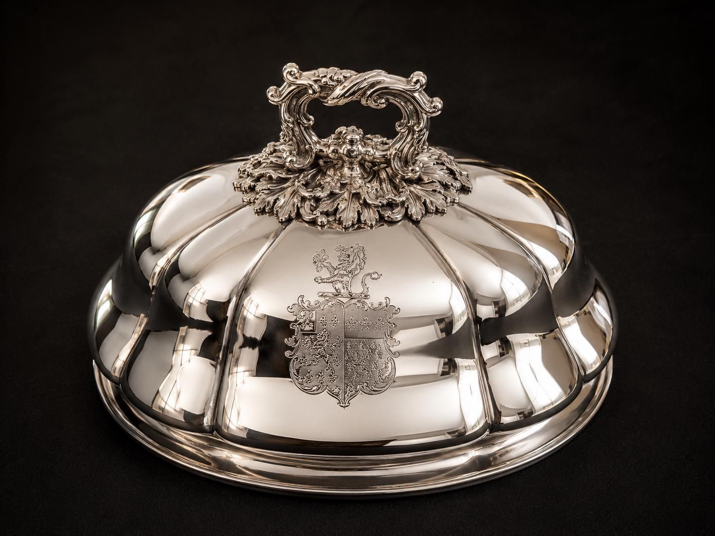 Antiek Victoriaans vleesdeksel van verzilverd metaal, ca. 1880, Engelse serveerschaal, heraldisch wapen, hoogwaardig tafelgerei