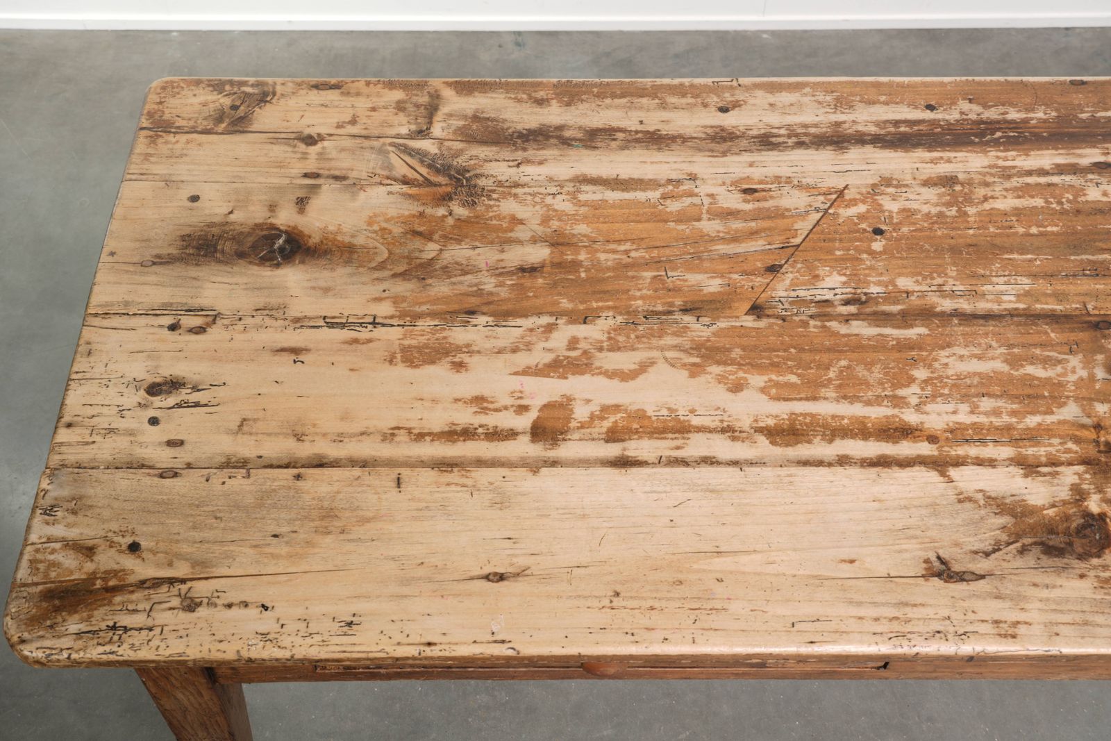 Stevige, verweerde rustieke Franse boerenhoeve eettafel uit de late 19e eeuw, geschikt voor 4 tot 6 personen. photo buy