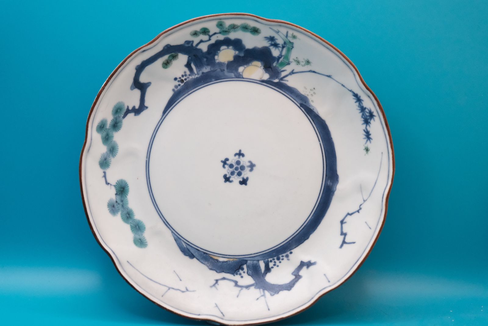 Antiek Japans Arita-porseleinen bord 18e/19e eeuw, pijnboom en bamboe, blauw-wit, geschulpte schaal 20 cm photo vinterior