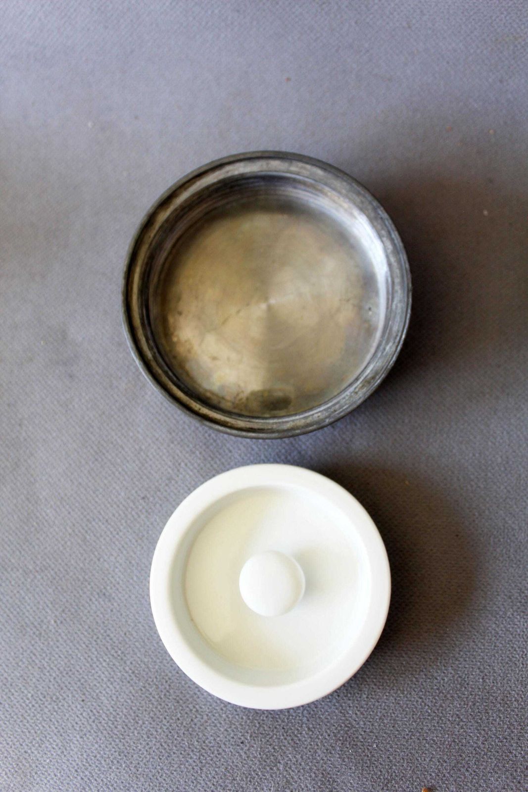 photo furniture Pot à bouillon en céramique d'époque, XIXe siècle, couvercle en étain, France