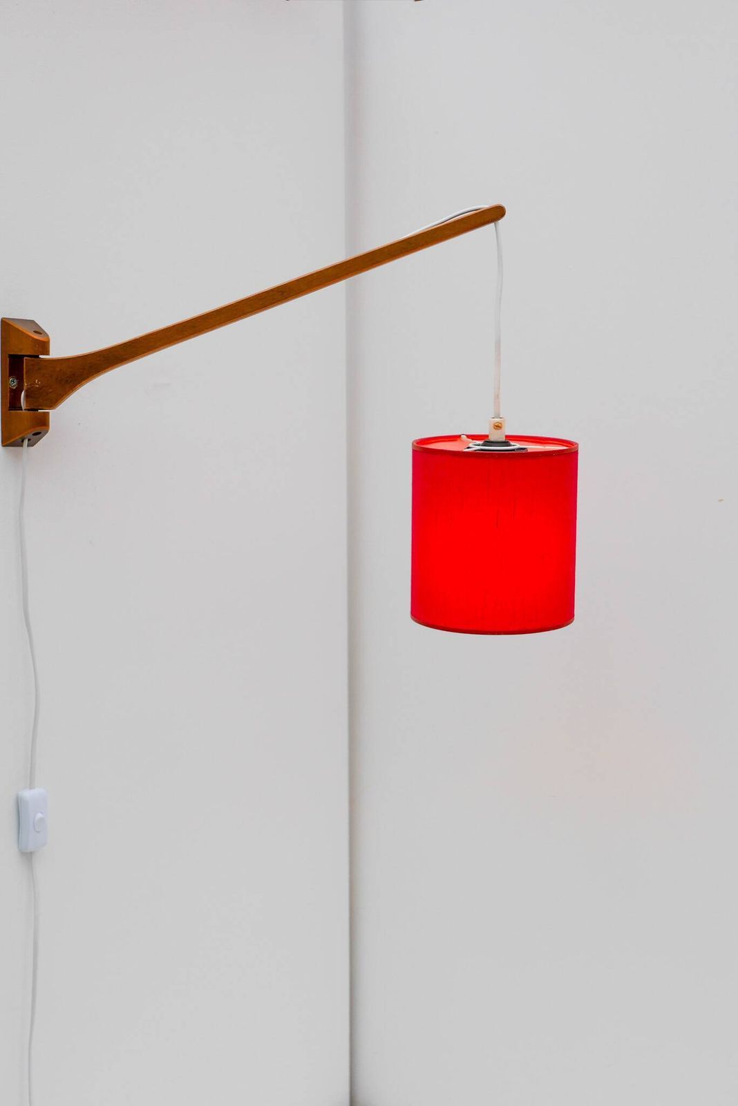 Applique murale scandinave mid-century modern, lampe à bras articulé en teck photo Luminaires