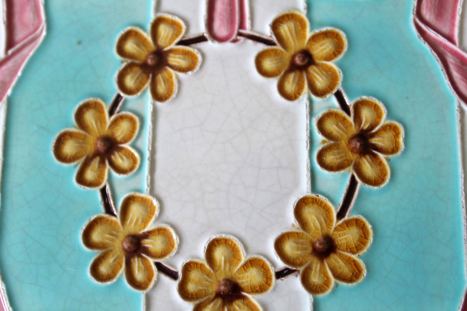 Dessous-de-plat d'époque Art Nouveau en carrelage majolique, socle en bois sur pieds, porte-plante, ruban rose, couronne florale ambrée, idée cadeau de mariage photo 70.0