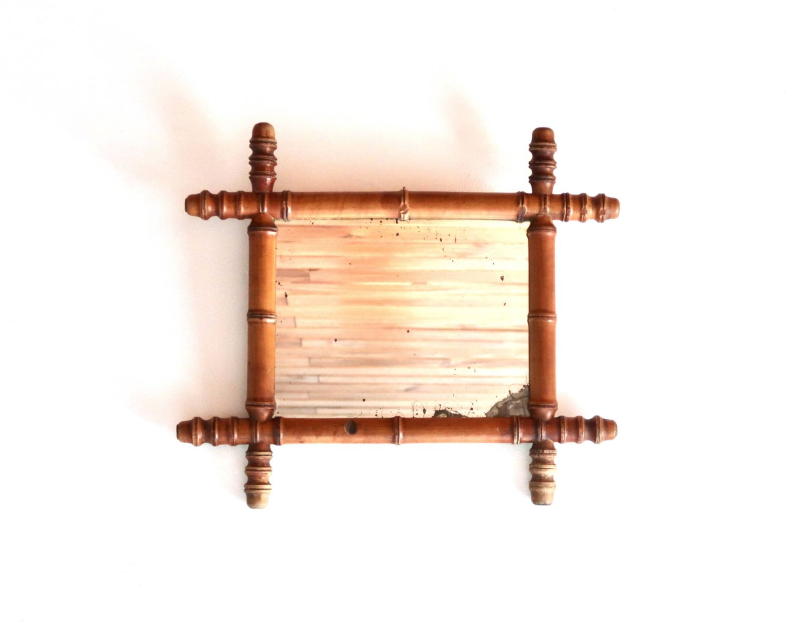 164.0 Petit miroir mural en bois tourné, style faux bambou, années 1930. photo