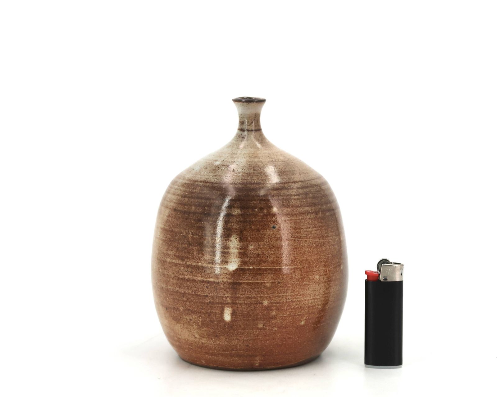 Vase ovoïde à col étroit en céramique brun beige et coulures blanches. photo vinterior